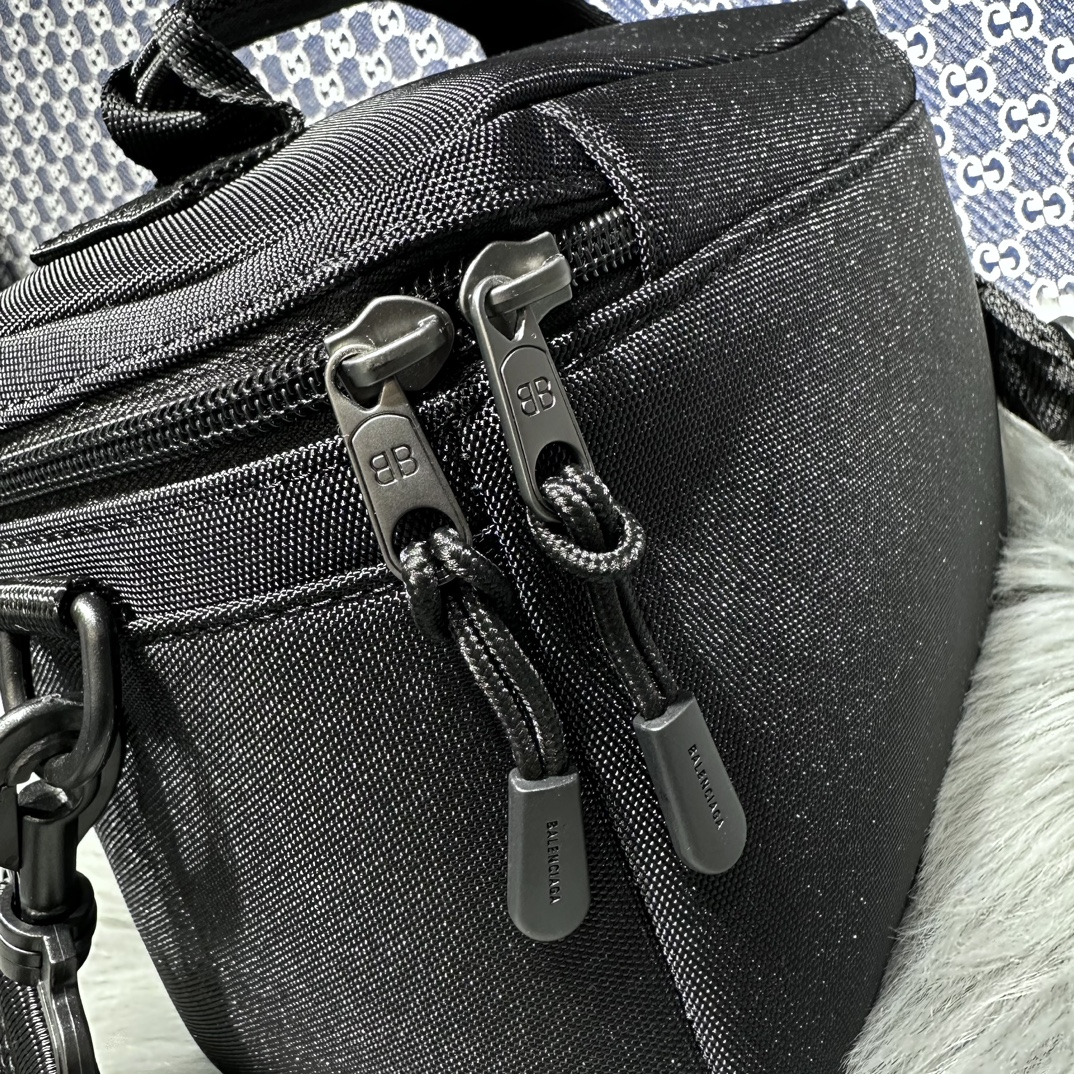 1比1複刻balenciaga巴黎世家包包 Sport 黑色尼龍斜挎 相機包