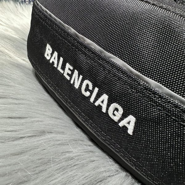 1比1複刻balenciaga巴黎世家包包 Sport 黑色尼龍斜挎 相機包