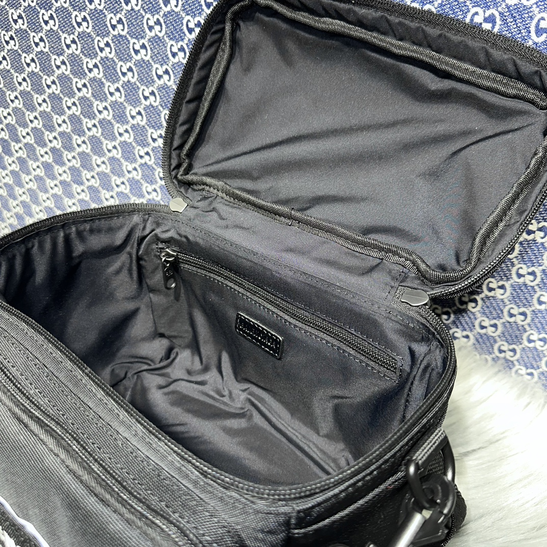 1比1複刻balenciaga巴黎世家包包 Sport 黑色尼龍斜挎 相機包