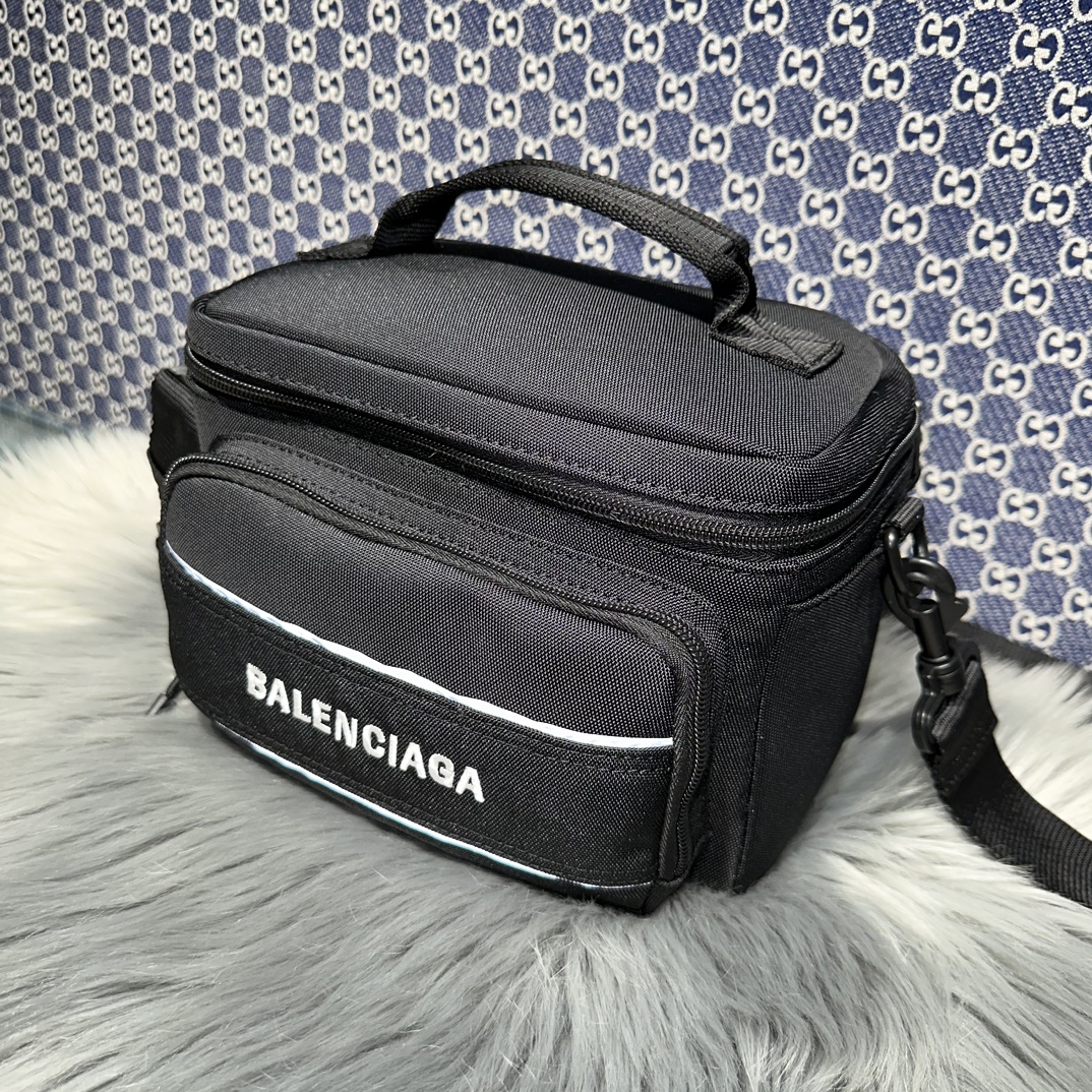 1比1複刻balenciaga巴黎世家包包 Sport 黑色尼龍斜挎 相機包