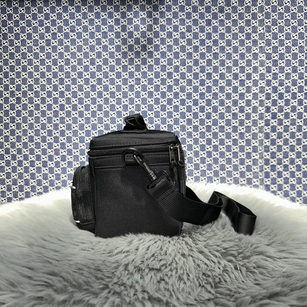 1比1複刻balenciaga巴黎世家包包 Sport 黑色尼龍斜挎 相機包