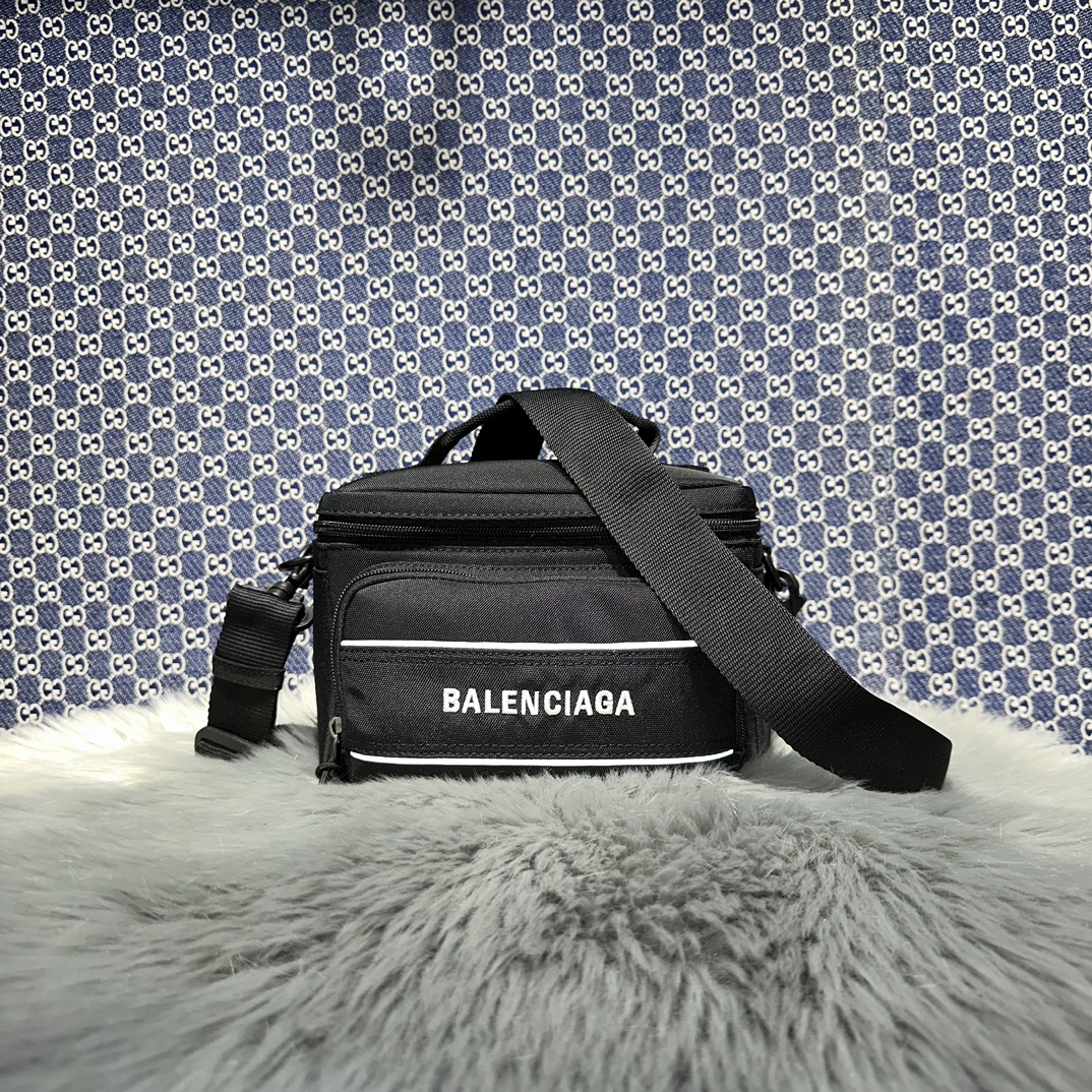 1比1複刻balenciaga巴黎世家包包 Sport 黑色尼龍斜挎 相機包