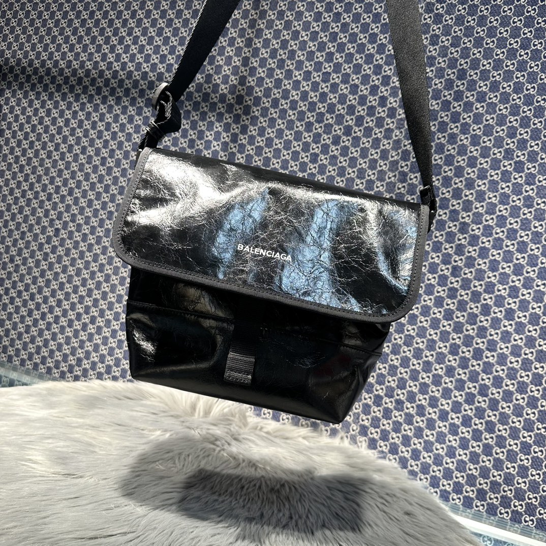 複刻balenciaga巴黎世家包包 Explorer 洗水牛皮郵差包小號斜揹包 