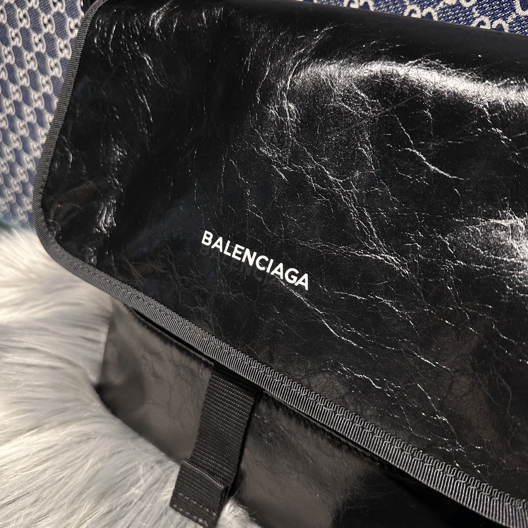 複刻balenciaga巴黎世家包包 Explorer 洗水牛皮郵差包小號斜揹包 