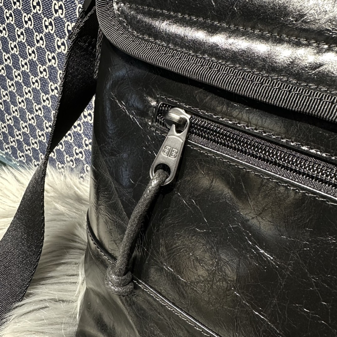 複刻balenciaga巴黎世家包包 Explorer 洗水牛皮郵差包小號斜揹包 