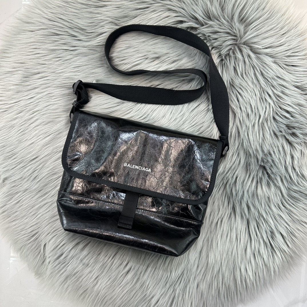 複刻balenciaga巴黎世家包包 Explorer 洗水牛皮郵差包小號斜揹包 