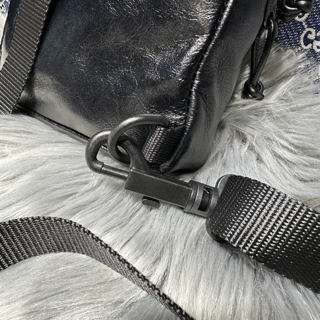 高仿複刻balenciaga巴黎世家 Explorer 細紋皮斜挎包