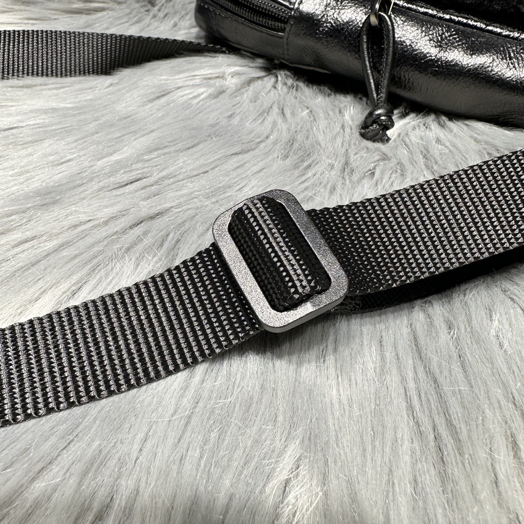 高仿複刻balenciaga巴黎世家 Explorer 細紋皮斜挎包