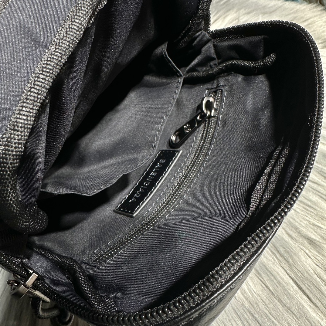 高仿複刻balenciaga巴黎世家 Explorer 細紋皮斜挎包