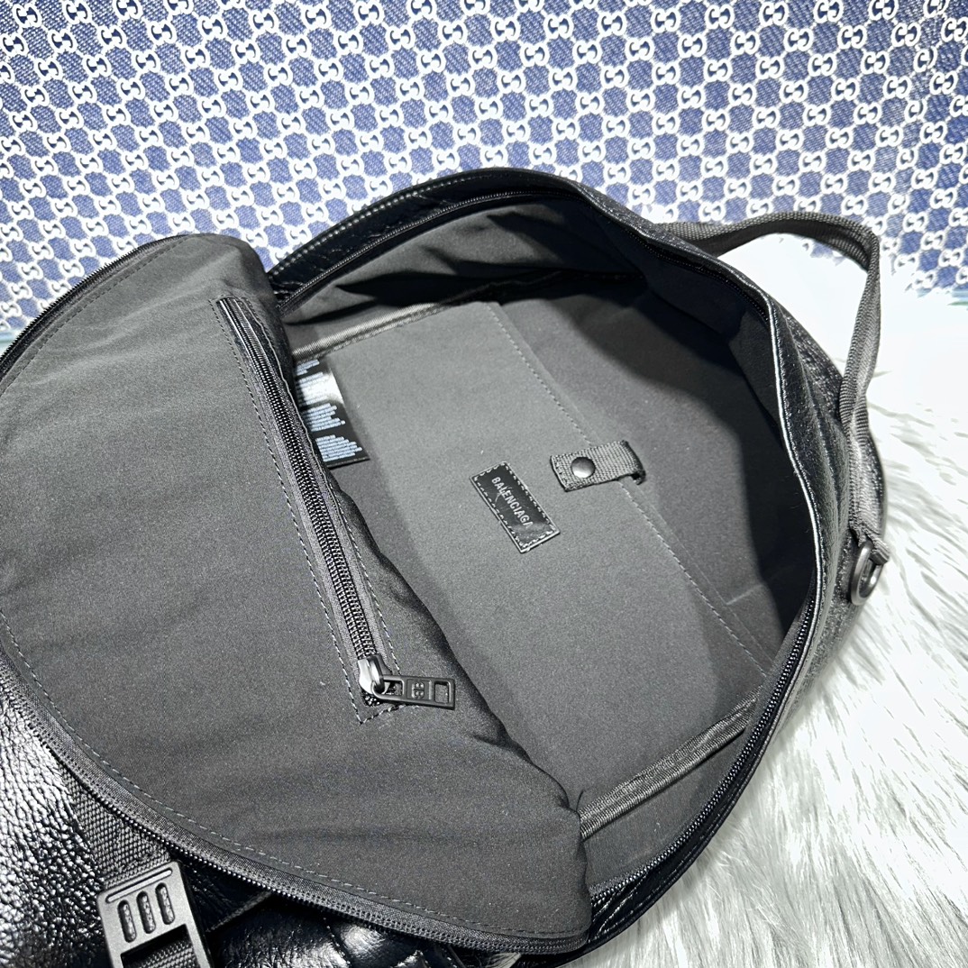 高仿複刻balenciaga巴黎世家 Army 中號黑色細紋牛皮革多用途雙肩包