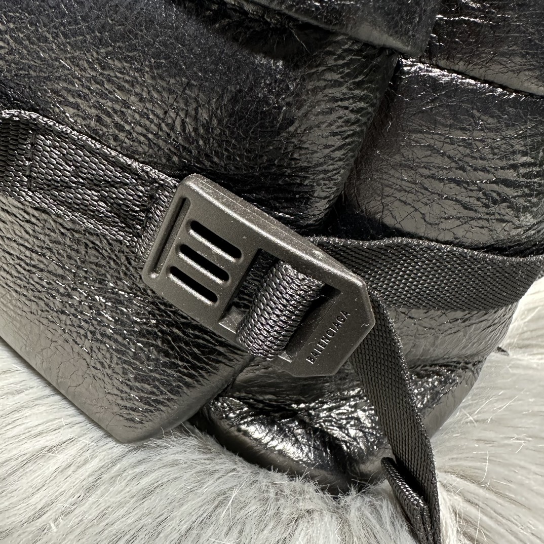 高仿複刻balenciaga巴黎世家 Army 中號黑色細紋牛皮革多用途雙肩包