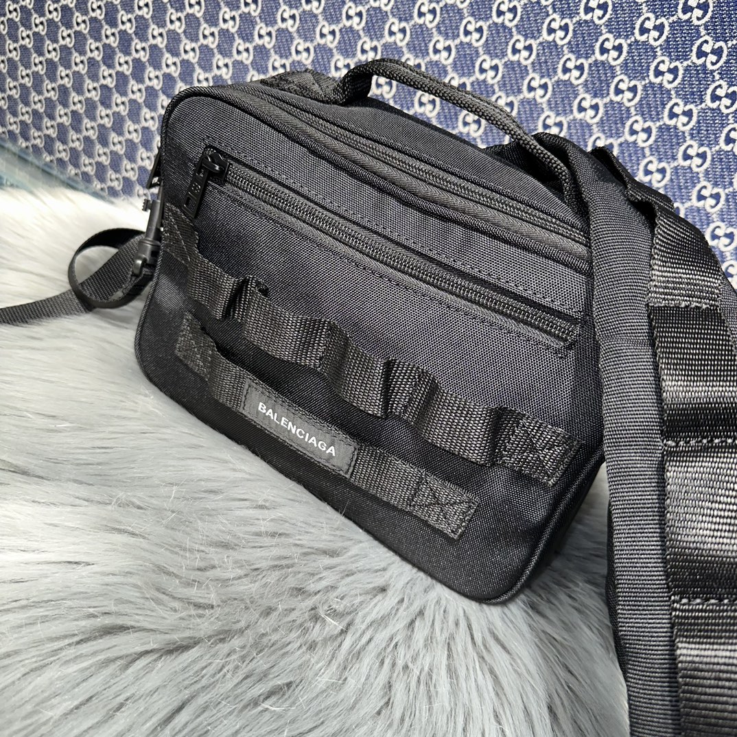 高仿balenciaga巴黎世家 Army 黑色尼龍肩帶手包