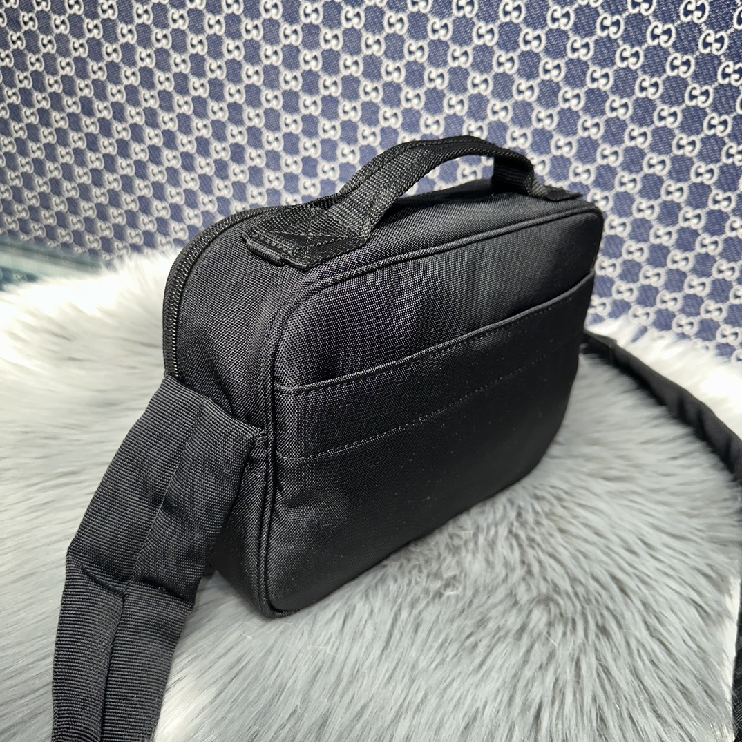 高仿balenciaga巴黎世家 Army 黑色尼龍肩帶手包