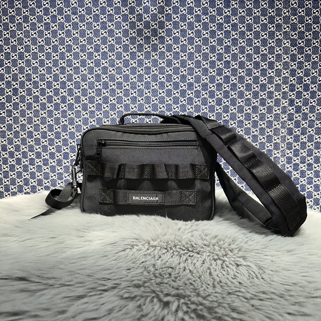 高仿balenciaga巴黎世家 Army 黑色尼龍肩帶手包