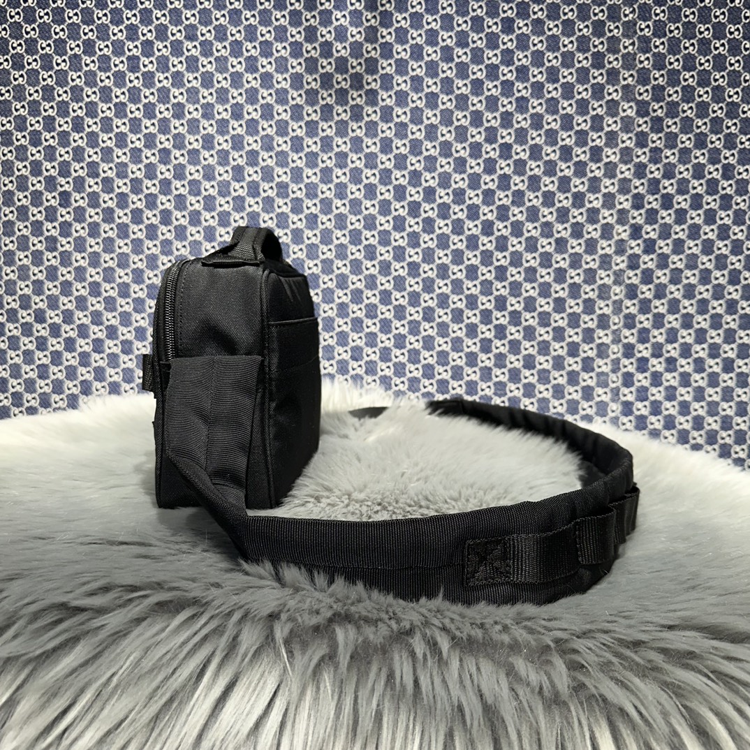 高仿balenciaga巴黎世家 Army 黑色尼龍肩帶手包