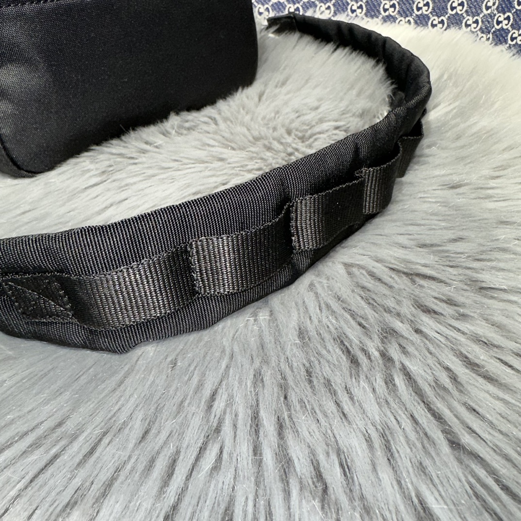 高仿balenciaga巴黎世家 Army 黑色尼龍肩帶手包