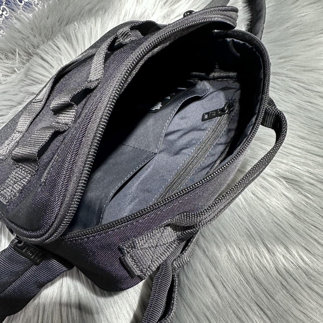 高仿balenciaga巴黎世家 Army 黑色尼龍肩帶手包