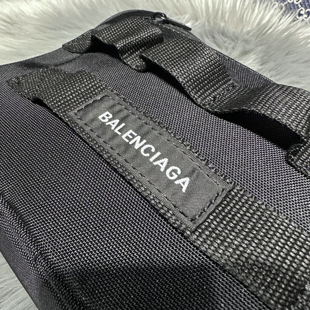 高仿balenciaga巴黎世家 Army 黑色尼龍肩帶手包