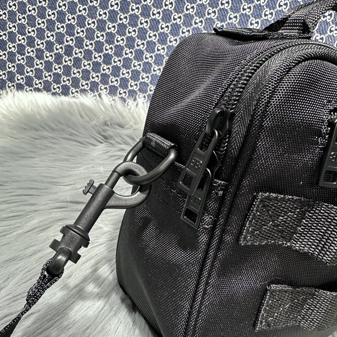 高仿balenciaga巴黎世家 Army 黑色尼龍肩帶手包