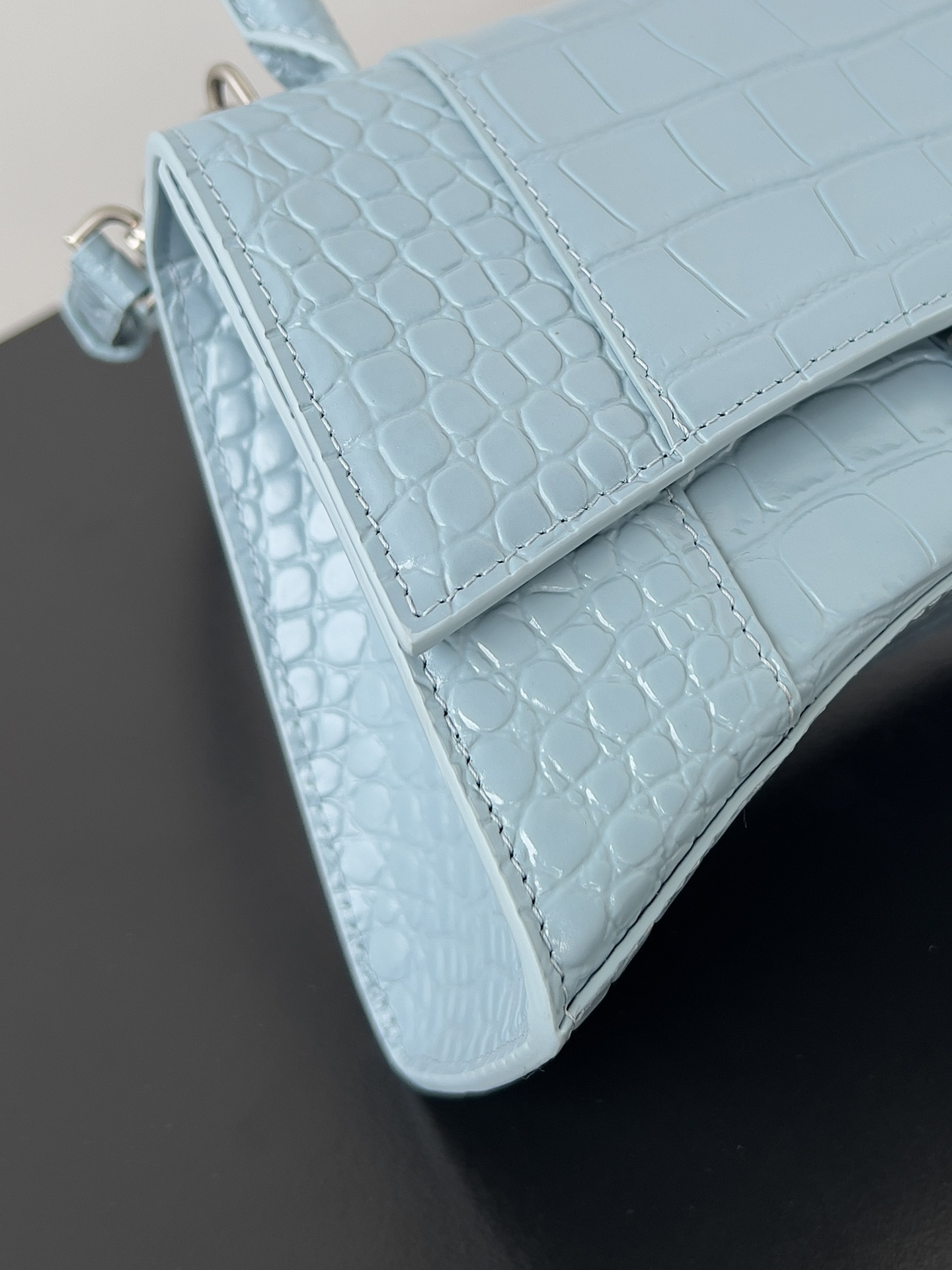 高仿balenciaga巴黎世家 HOURGLASS 鱷魚紋壓紋手提包沙漏包淺藍