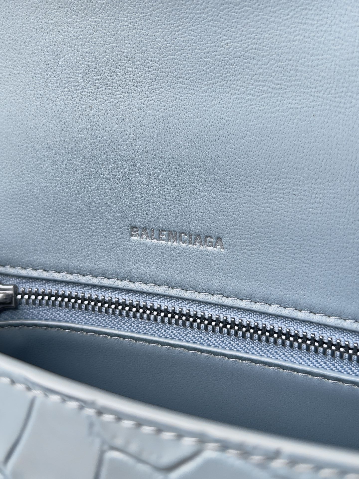 高仿balenciaga巴黎世家 HOURGLASS 鱷魚紋壓紋手提包沙漏包淺藍
