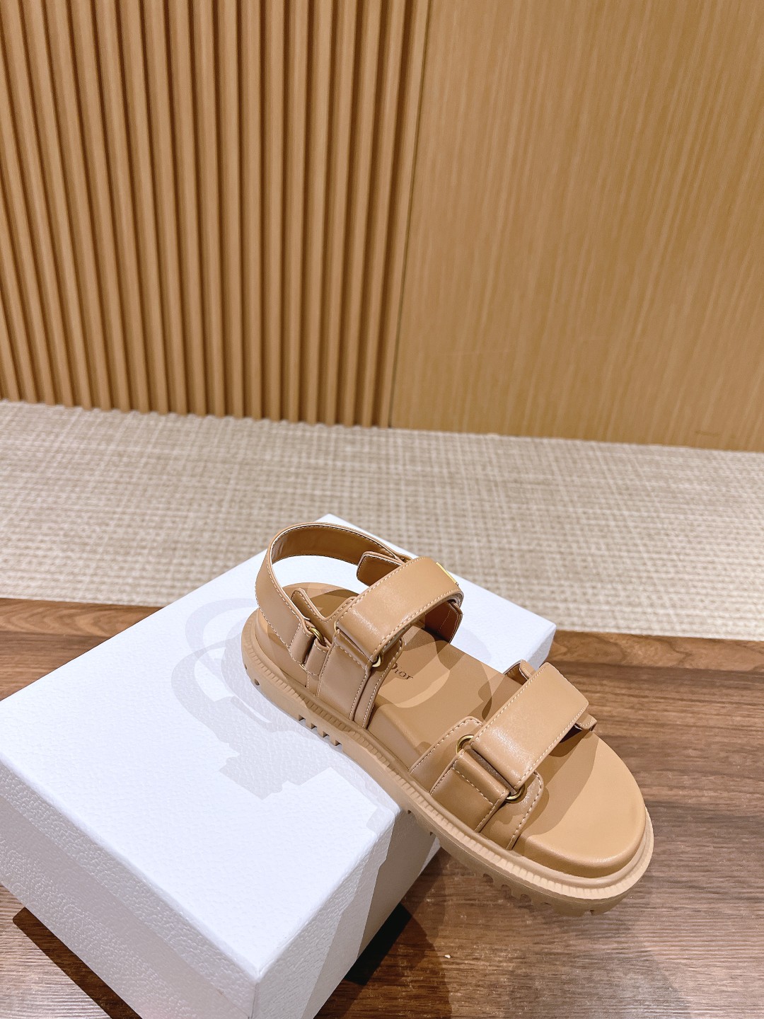 Dior Vibe真皮材質高仿休閒鞋莆田鞋 卡其色