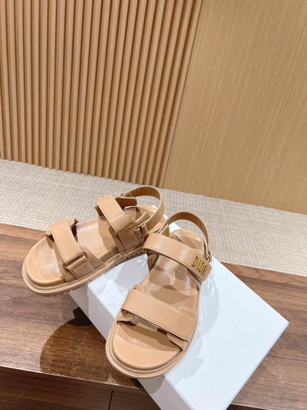 Dior Vibe真皮材質高仿休閒鞋莆田鞋 卡其色