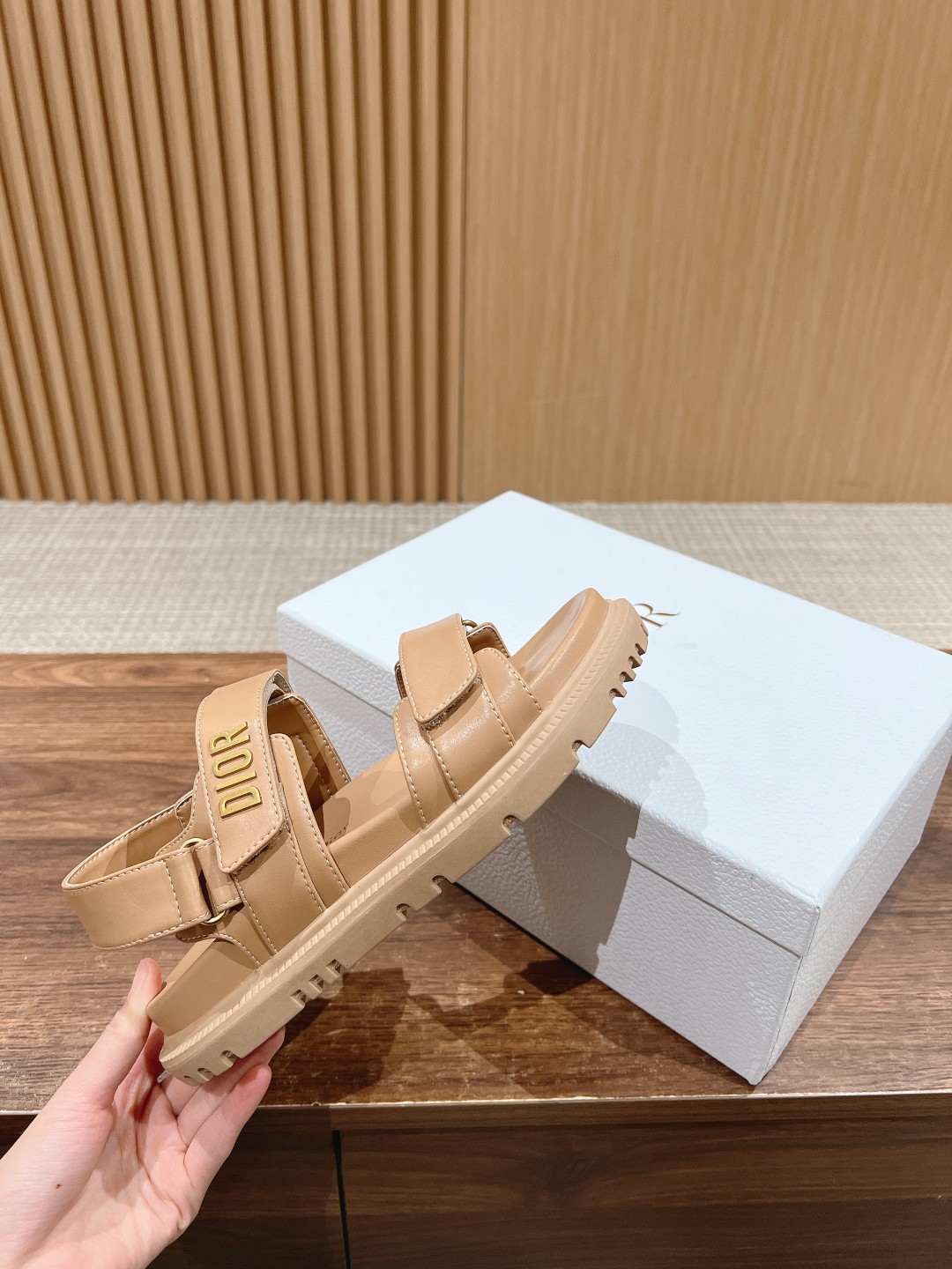 Dior Vibe真皮材質高仿休閒鞋莆田鞋 卡其色