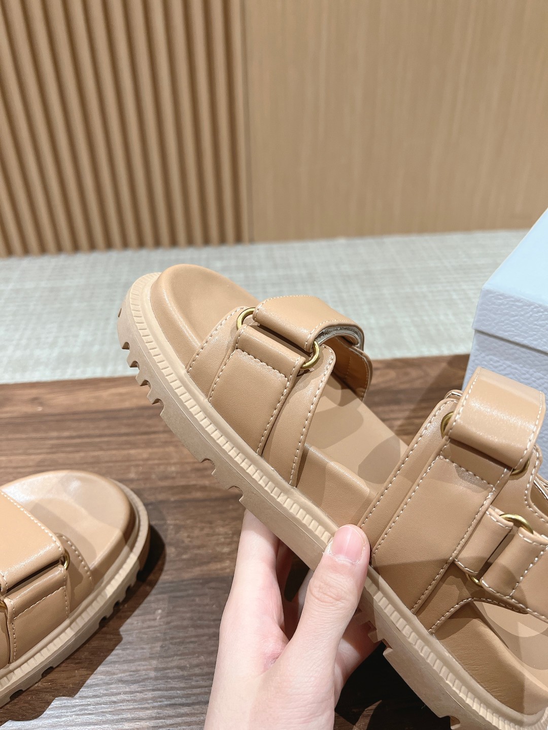 Dior Vibe真皮材質高仿休閒鞋莆田鞋 卡其色