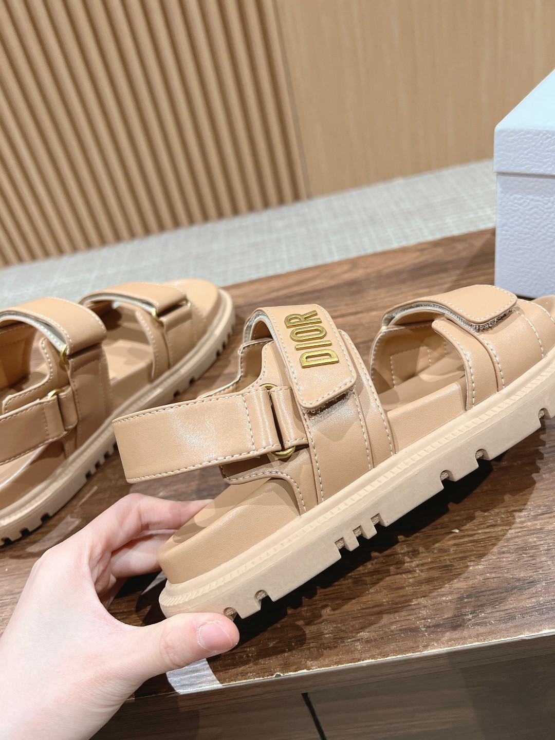 Dior Vibe真皮材質高仿休閒鞋莆田鞋 卡其色