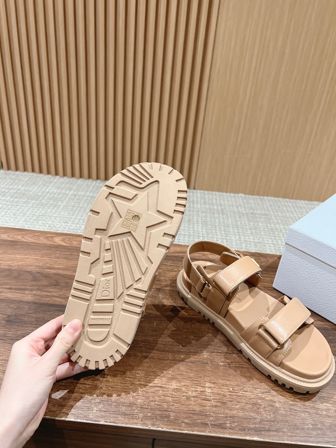 Dior Vibe真皮材質高仿休閒鞋莆田鞋 卡其色