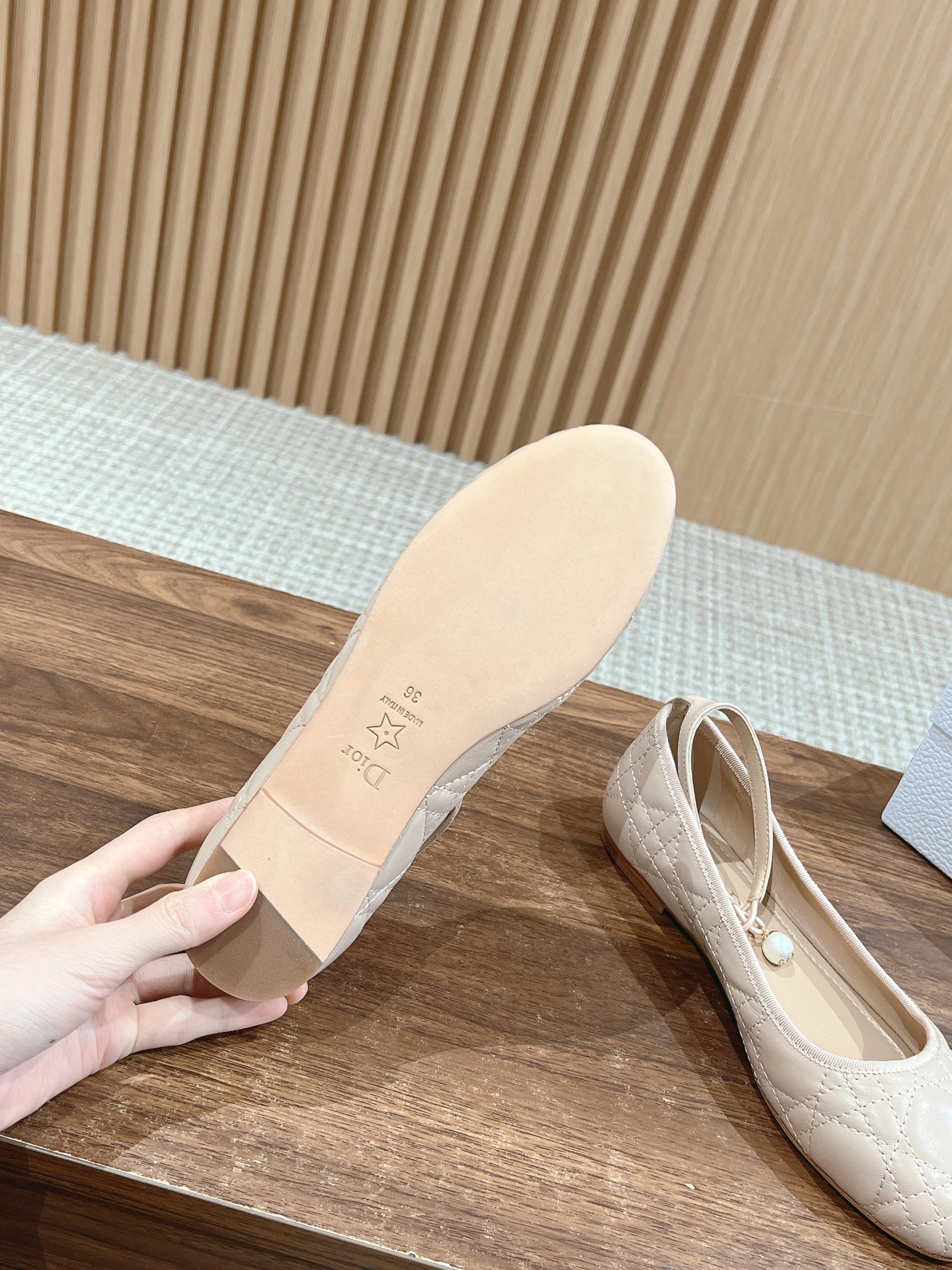 頂級A貨高端DIOR女款真皮女款鞋子 高端休閒鞋