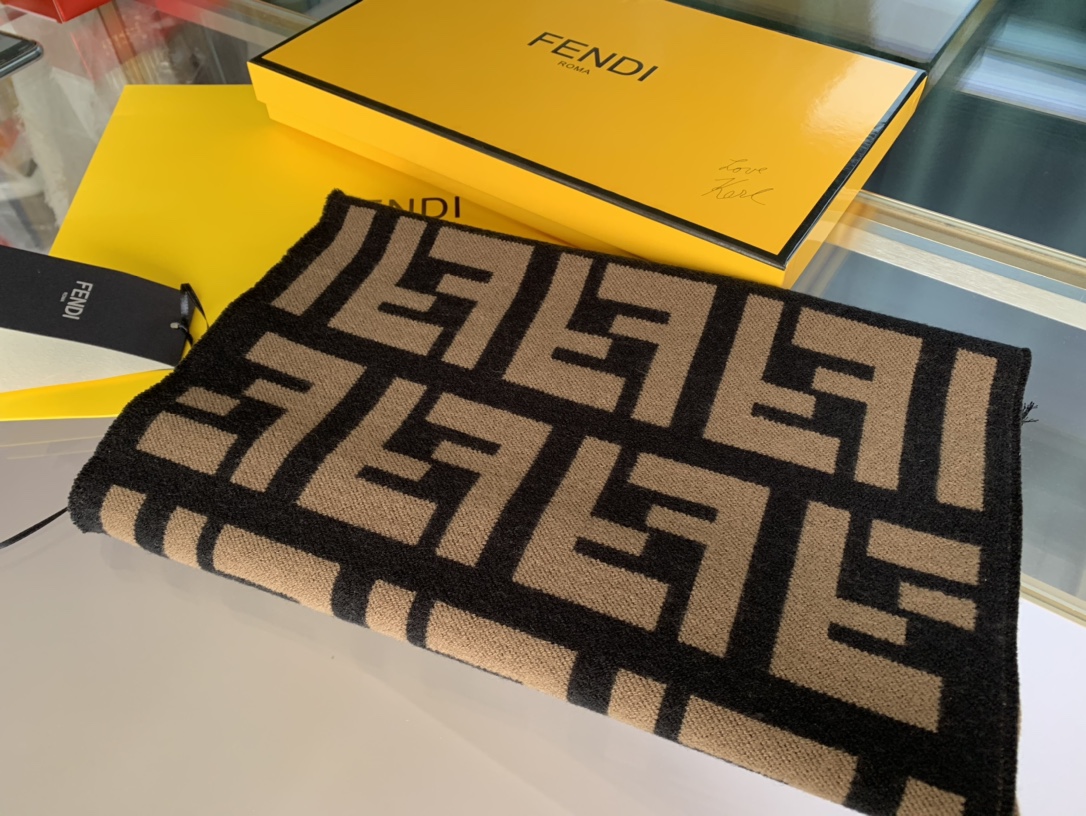 頂級高仿奢侈品Fendi羊絨圍巾