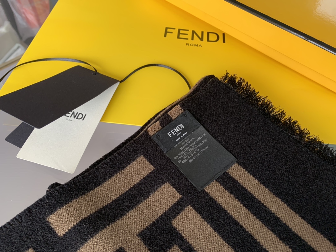 頂級高仿奢侈品Fendi羊絨圍巾