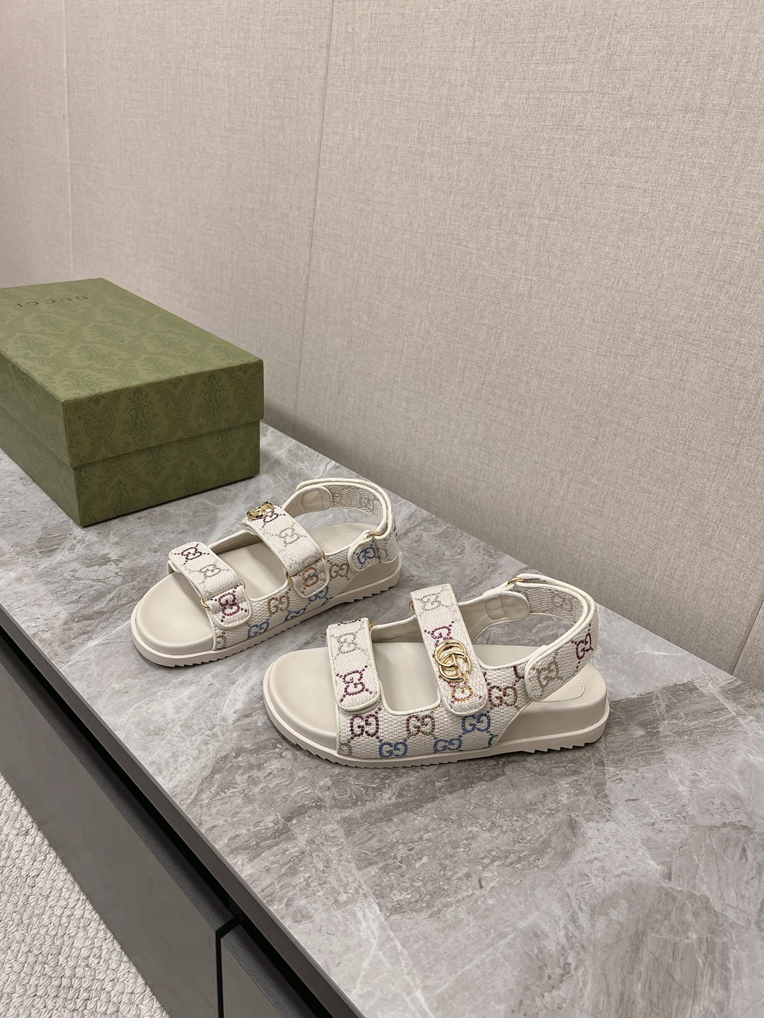 經典情侶款 Gucci高仿涼鞋 米黃色