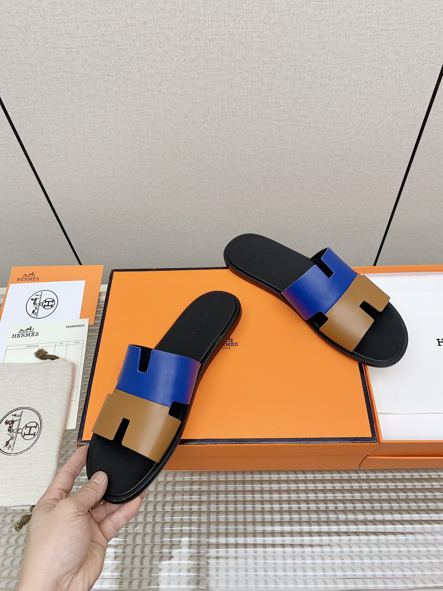 經典設計官網同步愛馬仕高仿Hermes男裝涼鞋特別騷的設計