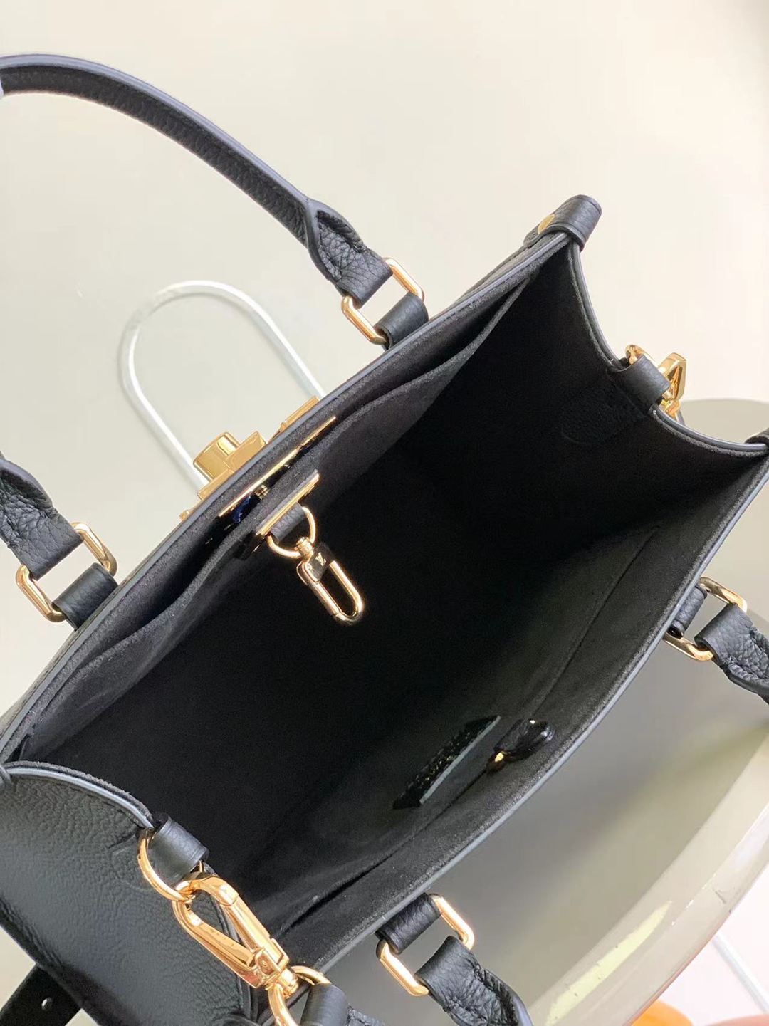 M22311黑色Louis Vuitton高仿精品手袋四方包系列