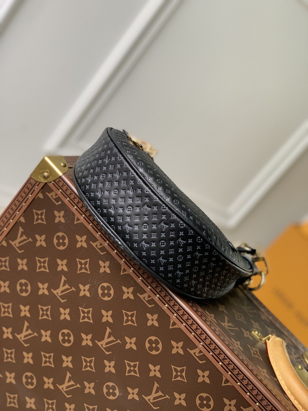 M22591黑色獨特造型 Monogram 花紋 LV精品A貨包包