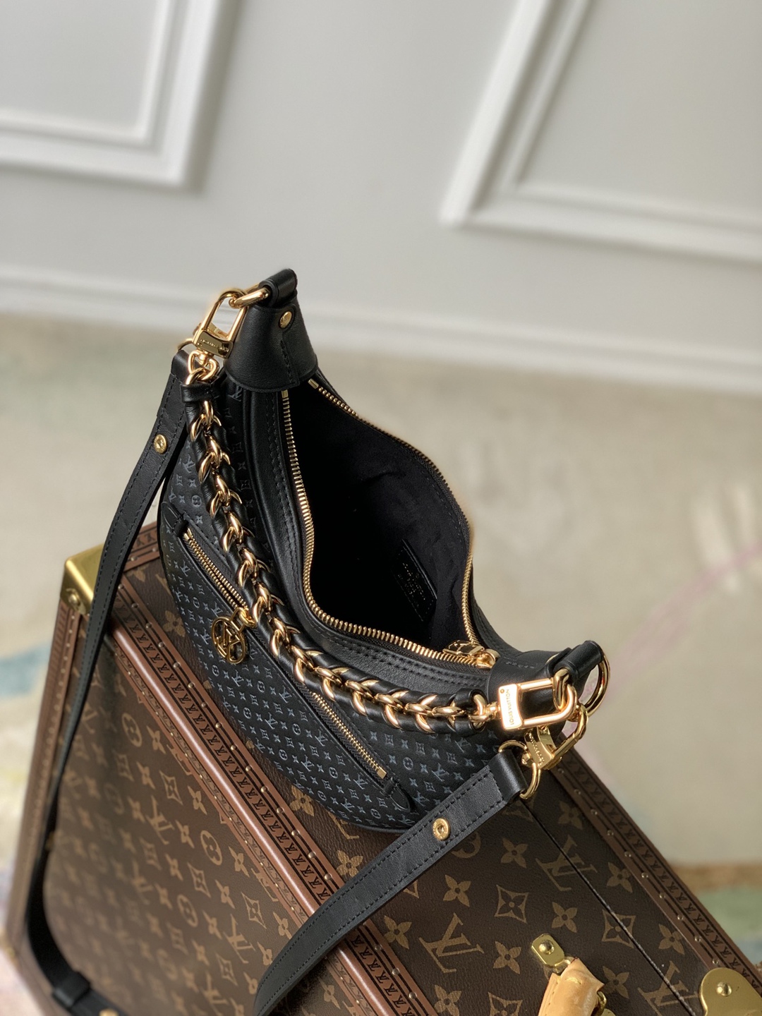M22591黑色獨特造型 Monogram 花紋 LV精品A貨包包