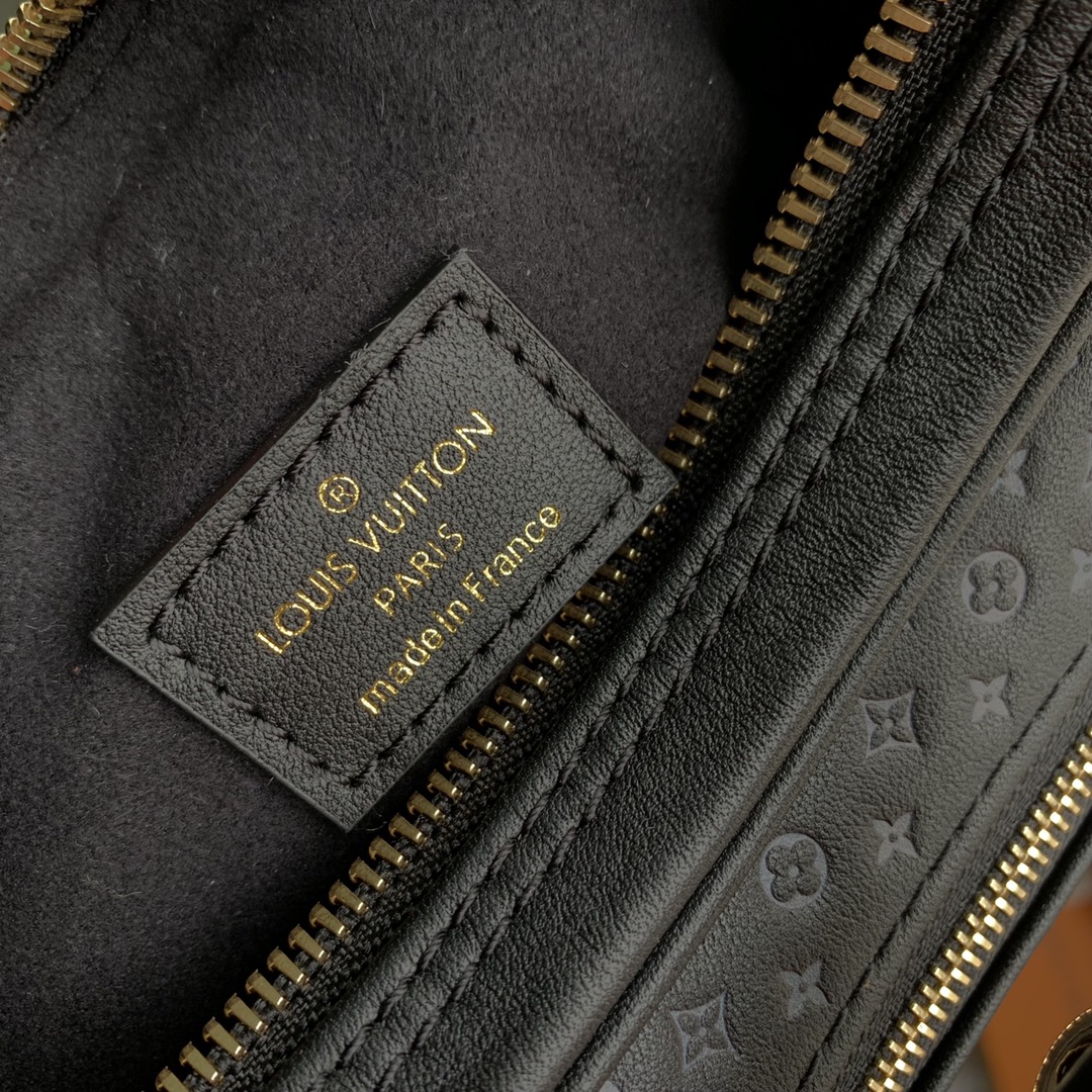 M22591黑色獨特造型 Monogram 花紋 LV精品A貨包包