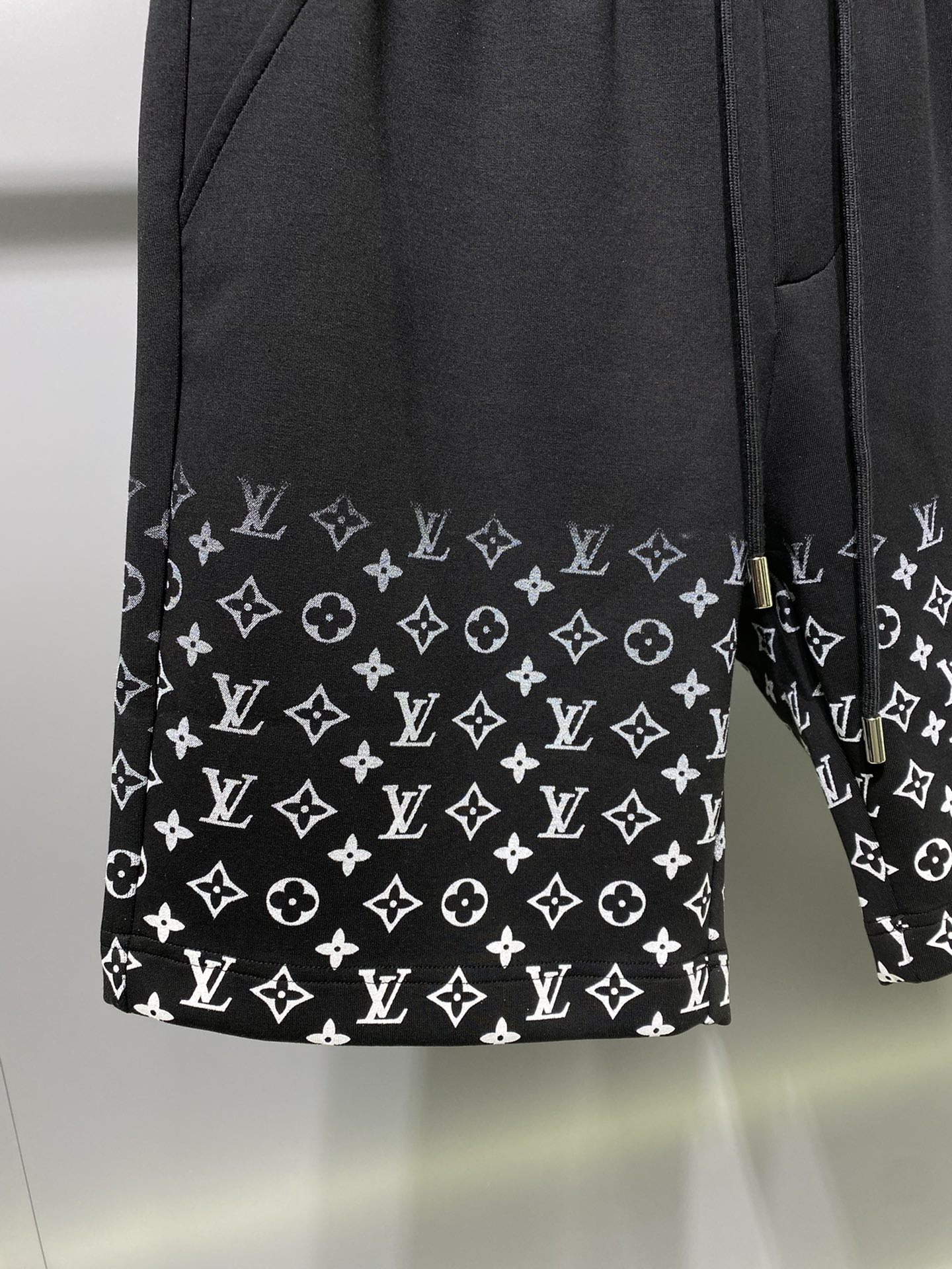 頂級高仿LV路易威登印花純棉休閒男裝短褲 低調奢華