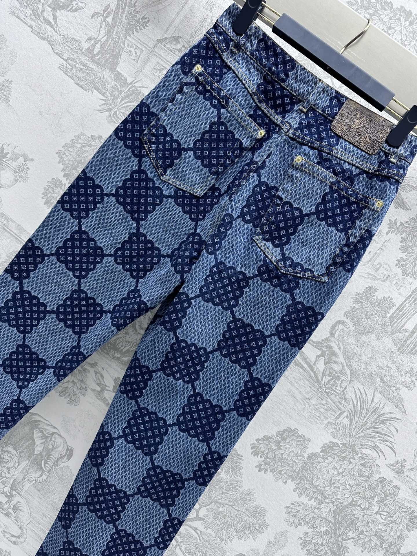高仿LV衣服新品上架盤棋格直筒牛仔褲定制面料