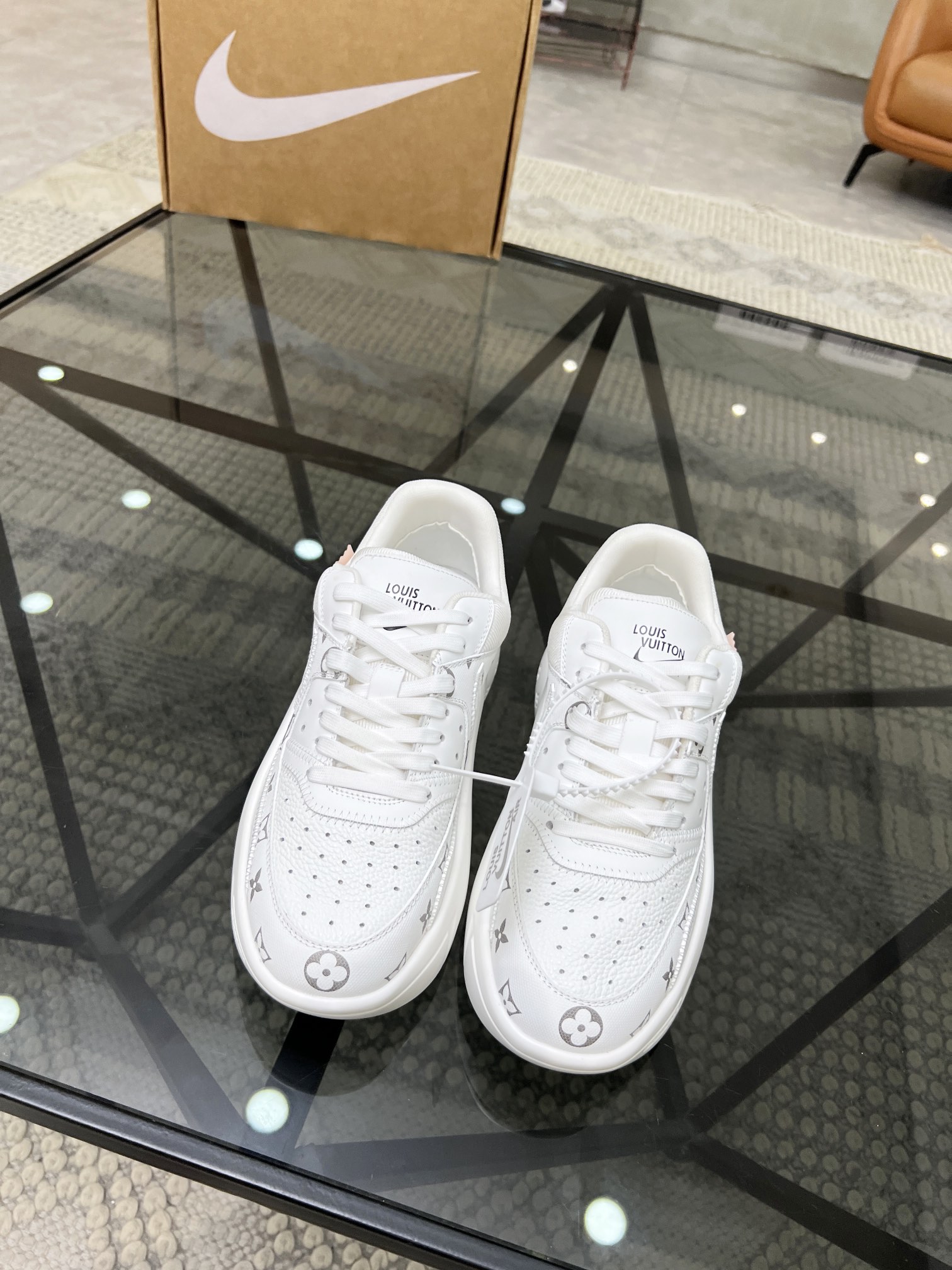 代購奢侈品高仿LV牛皮材質運動休閒鞋 白色