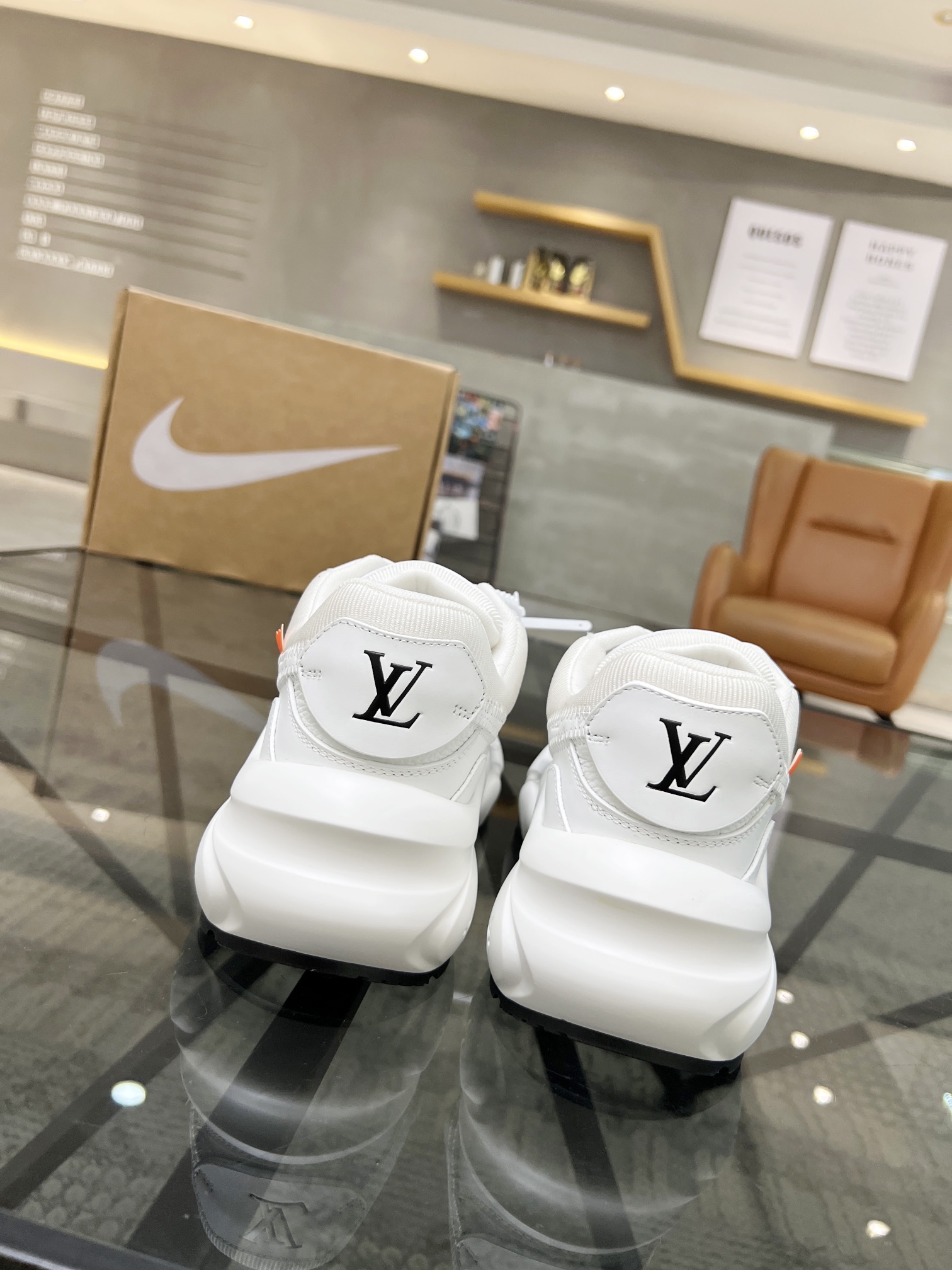 代購奢侈品高仿LV牛皮材質運動休閒鞋 白色