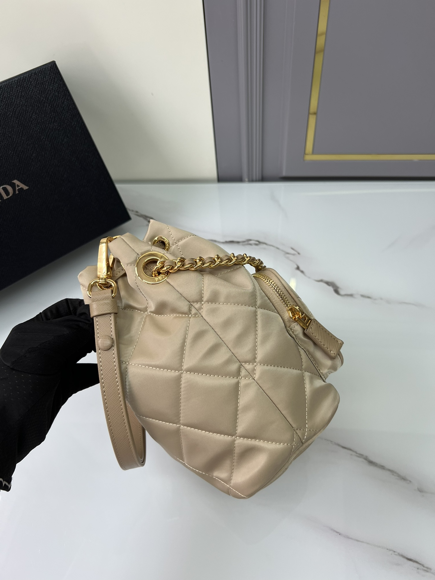 1比1複刻普拉達包包 Prada Re-Edition 1995 Chaîne Re-Nylon 肩背袋 棕色