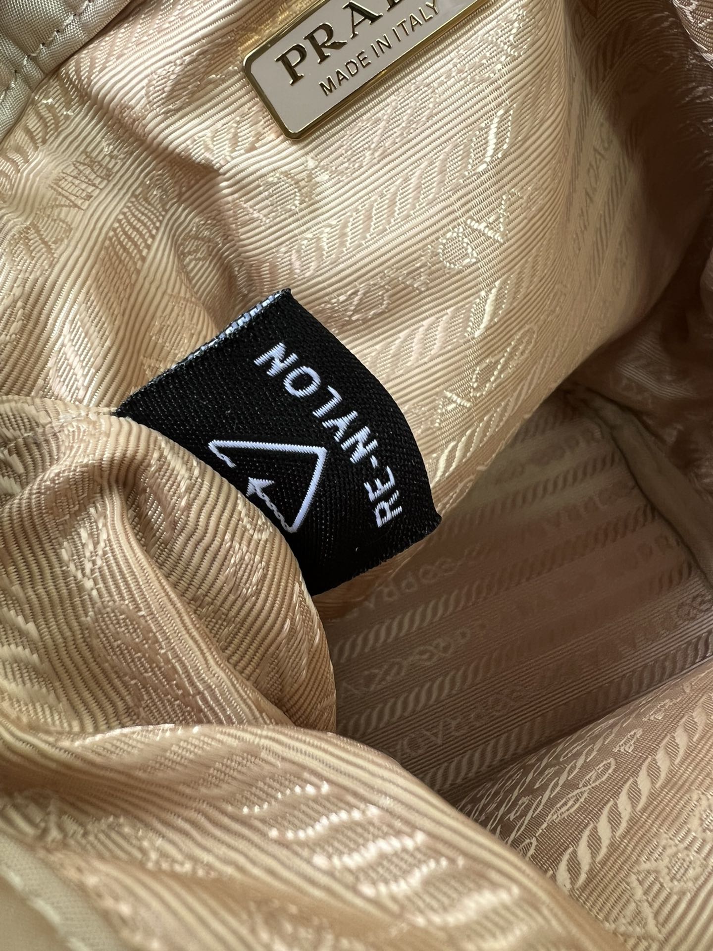 1比1複刻普拉達包包 Prada Re-Edition 1995 Chaîne Re-Nylon 肩背袋 棕色