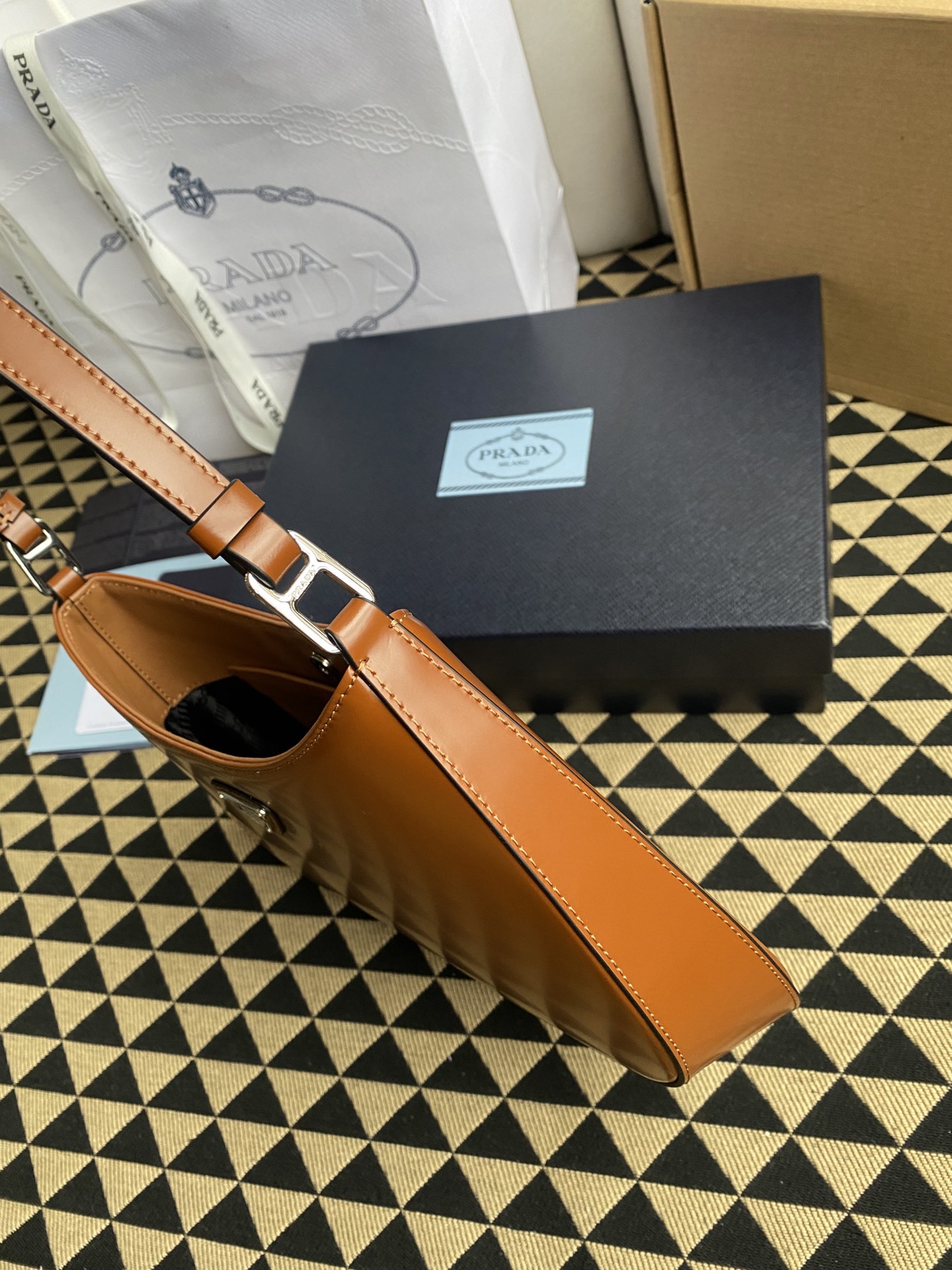 原單普拉達包包 Prada Cleo拋光皮革掛肩袋腋下包 棕色