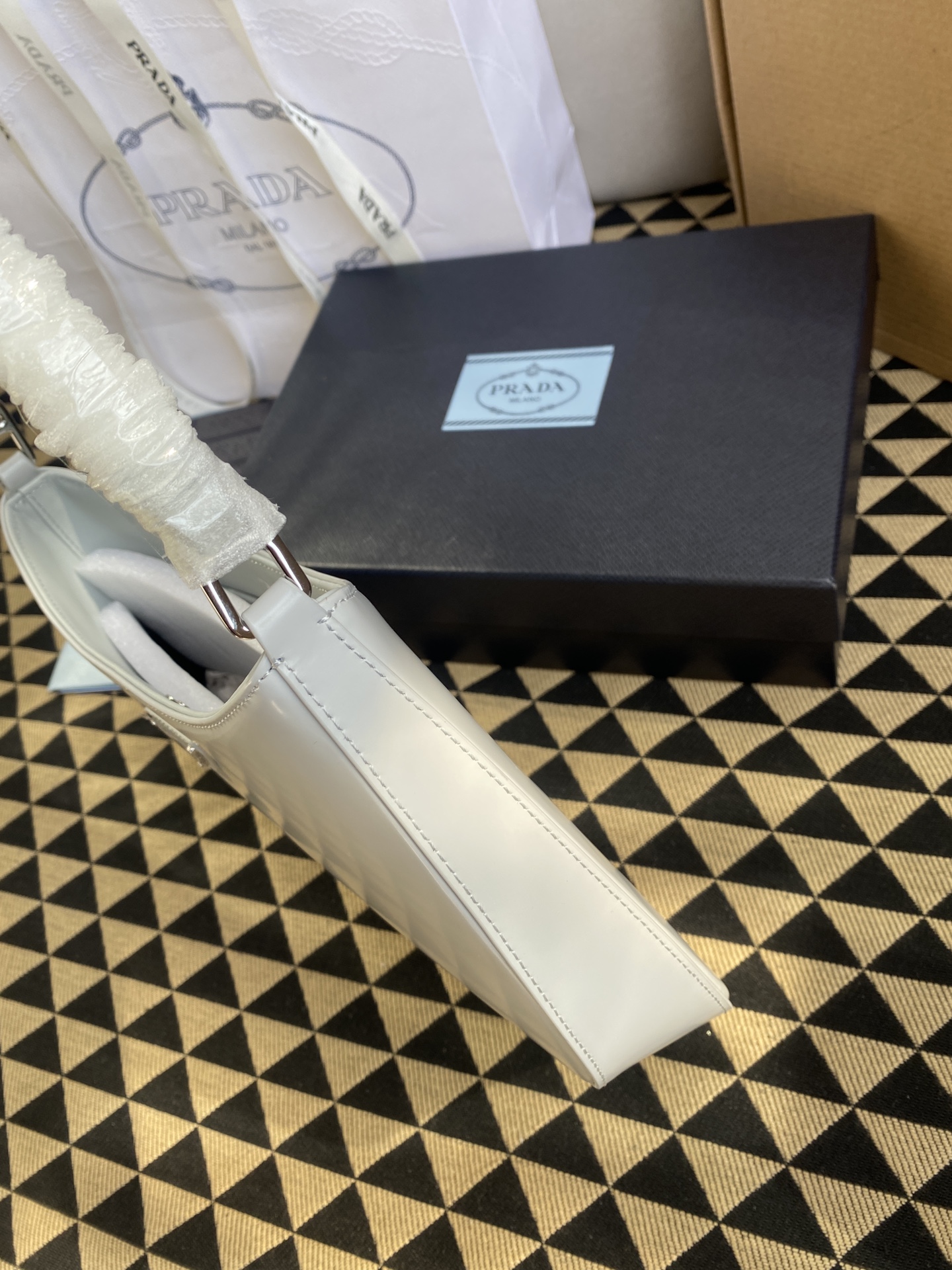 原單普拉達包包 Prada Cleo拋光皮革掛肩袋腋下包 白色