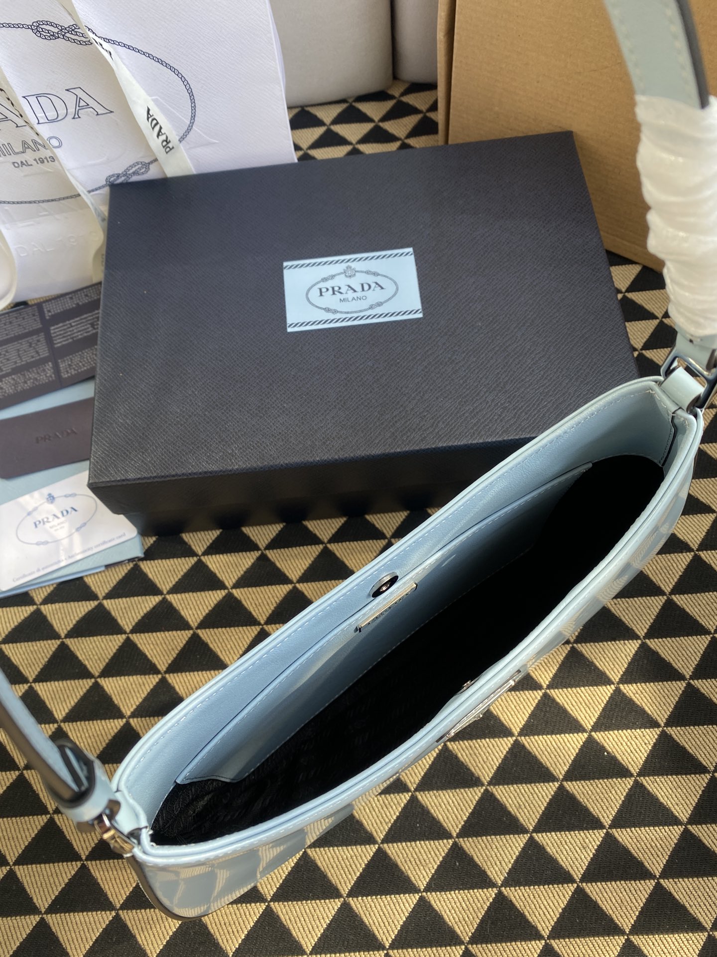 原單普拉達包包 Prada Cleo拋光皮革掛肩袋腋下包 淺藍