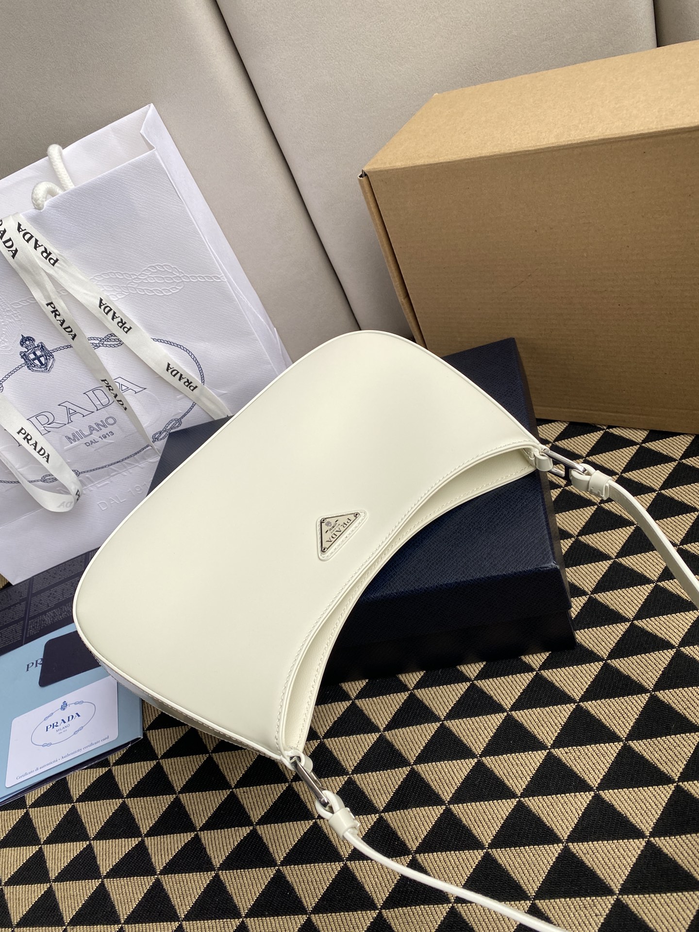原單普拉達包包 Prada Cleo拋光皮革掛肩袋腋下包 米白